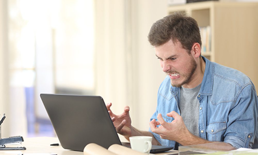 Texto que ilustra jovem irritado com compra e vende de imóveis