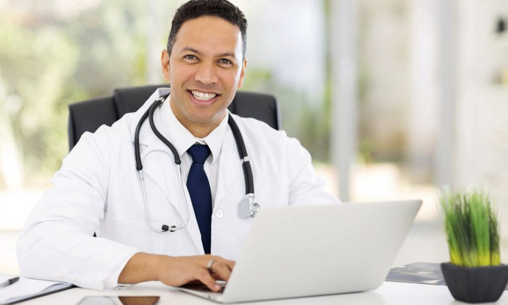 Médico após a revalidação simplificada de medicina
